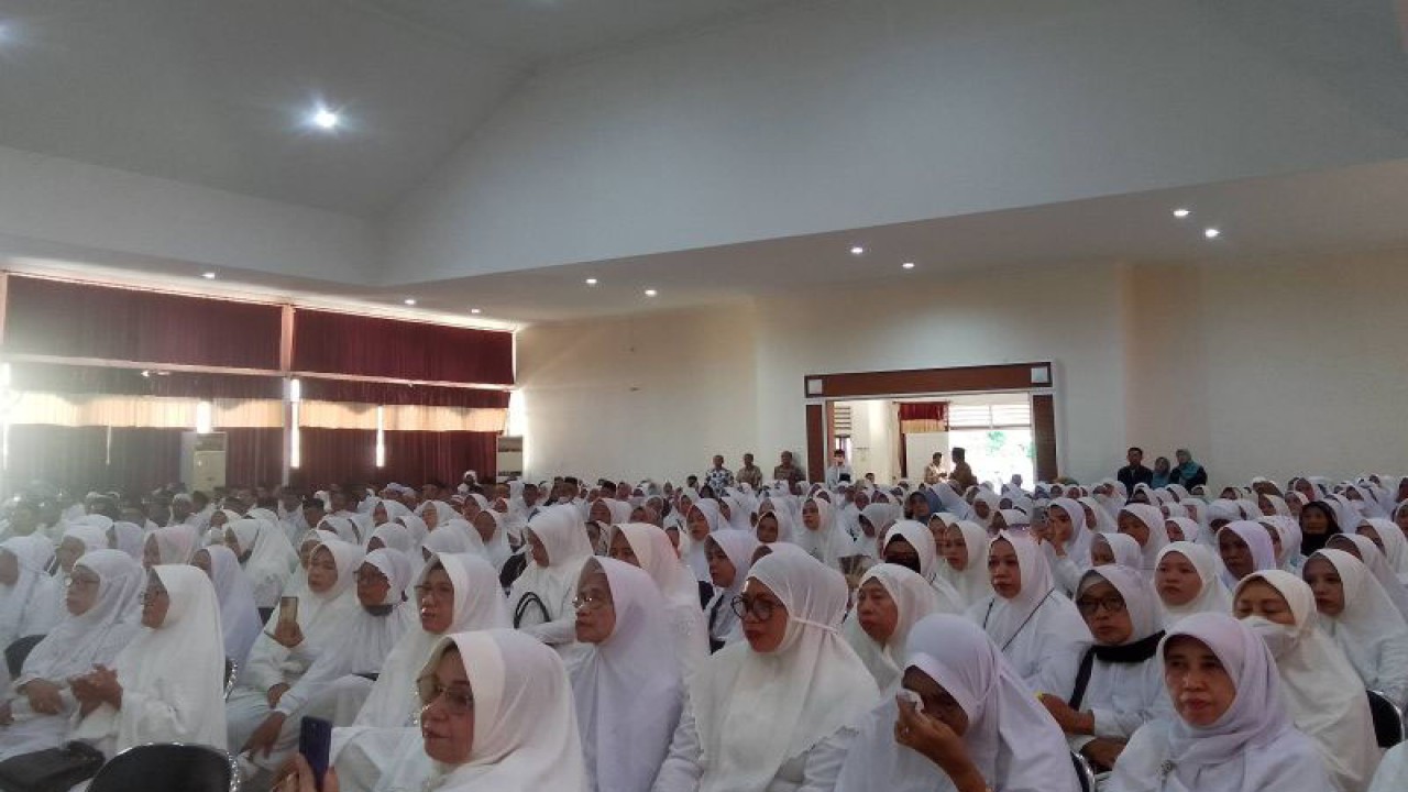 Jamaah calon haji mengikuti acara pelepasan di Aula Asrama Haji Transit Kota Palu pada Selasa (30/5/2023). (ANTARA/Nur Amalia Amir)