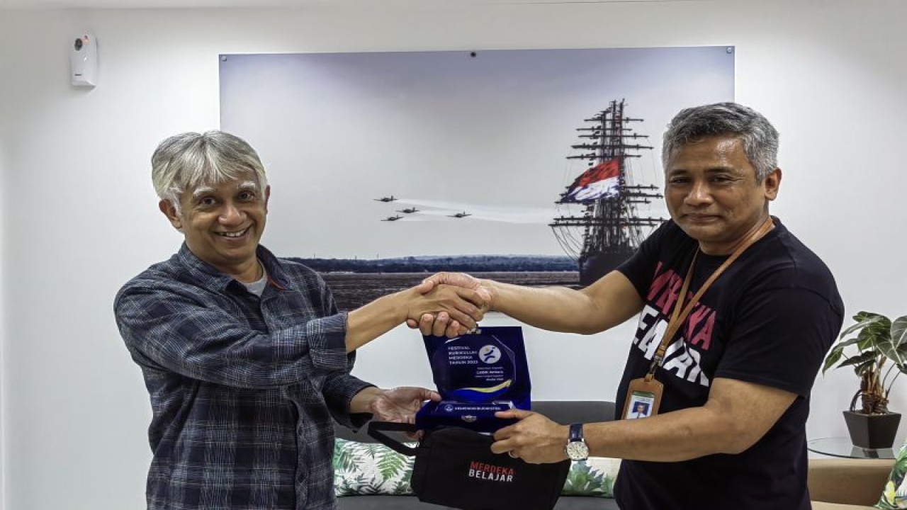 Pelaksana Tugas Direktur Pendidikan Masyarakat dan Pendidikan Khusus Kemendikbudristek Aswin Wihdiyanto (kanan) menyerahkan plakat Festival Kurikulum Merdeka kepada Redaktur Pelaksana LKBN Antara Sapto Heru Purnomojoyo (kiri) di Kantor LKBN Antara, Jakarta, Selasa (16/5/2023). (ANTARA/Sugiharto Purnama)