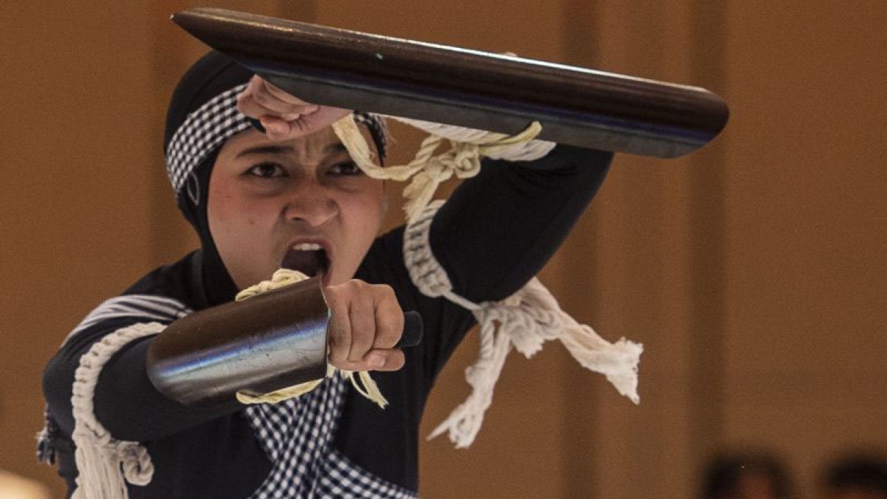 Atlet Kun Bokator putri Indonesia Deslya Anggraini bertanding pada nomor seni perisai bambu perorangan SEA Games 2023 di Chrouy Changvar Convention Center, Phnom Penh, Kamboja, Kamis (4/5/2023). ANTARA FOTO/Muhammad Adimaja/rwa. (ANTARA FOTO/MUHAMMAD ADIMAJA)