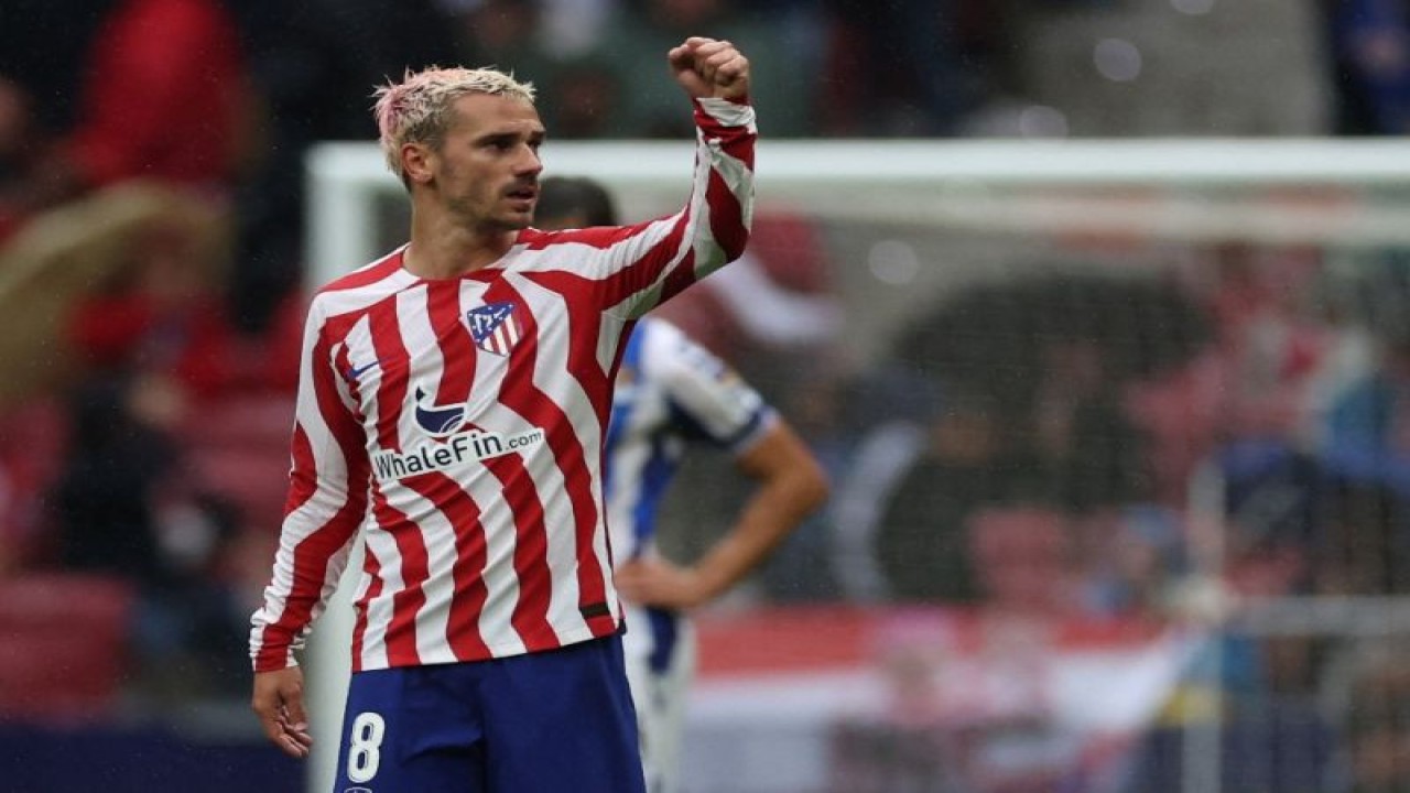 Penyerang Atletico Madrid Antoine Griezmann merayakan keberhasilannya mencetak gol pada pertandingan kontra Real Sociedad pada pekan ke-37 Liga Spanyol di Stadion Wanda Metropolitano, Madrid, Minggu (28/5/2023). Pada pertandingan Atletico Madrid menang dengan skor 2-1. (ANTARA/AFP/PIERRE-PHILIPPE MARCOU)