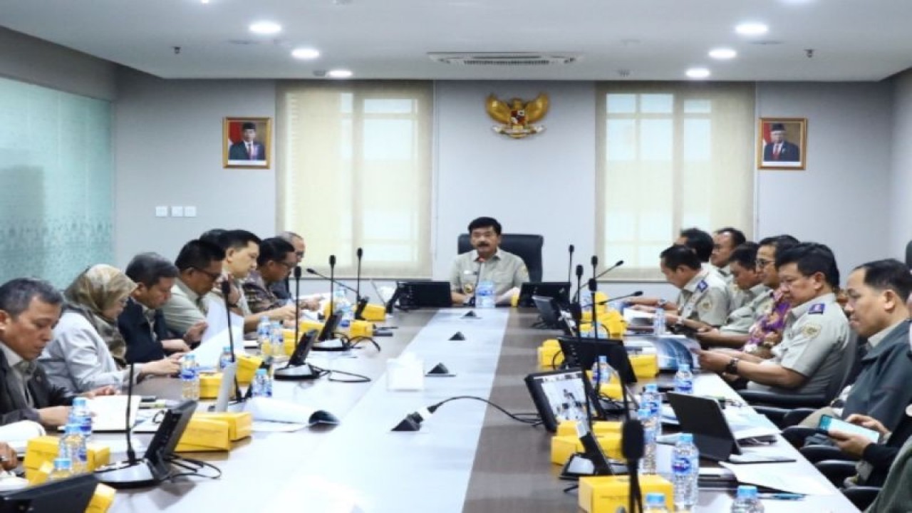 Menteri Agraria dan Tata Ruang/Kepala Badan Pertanahan Nasional (ATR/BPN) Hadi Tjahjanto saat menggelar rapat di Kantor Kementerian ATR/BPN, Jakarta, Senin (15/5/2023). (ANTARA/Ho/Kementerian ATR/BPN/dok.Pri)