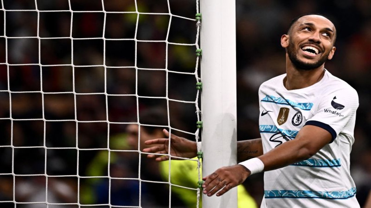 Striker Chelsea asal Gabon Pierre-Emerick Aubameyang saat pertandingan Grup E Liga Champions melawa C Milan di Stadion San Siro, Milan (11/10/2022) (Foto Marco BERTORELLO / AFP)