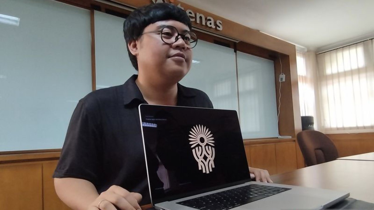 Desainer bernama Aulia Akbar menunjukkan logo Pohon Hayat yang terpilih menjadi logo IKN Nusantara di Kampus Itenas, Kota Bandung, Jawa Barat, Rabu (31/5/2023). (ANTARA/Bagus Ahmad Rizaldi)
