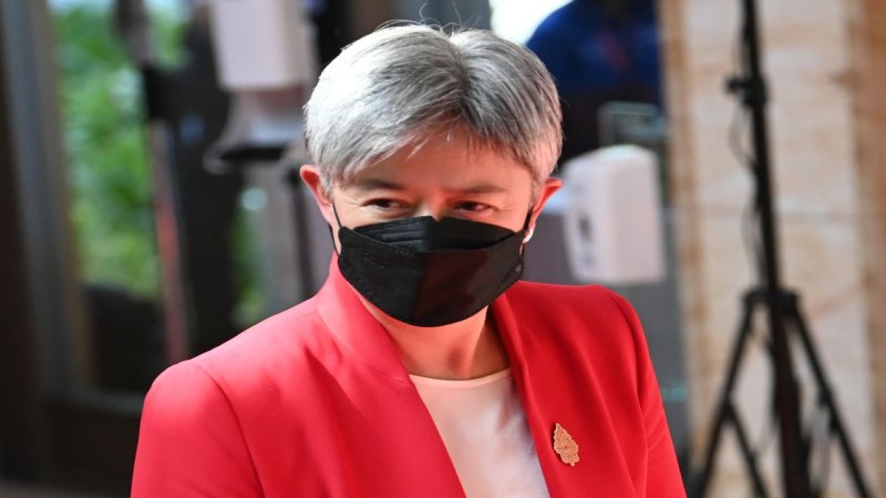 Menteri Luar Negeri Australia Penny Wong berjalan menuju tempat Pertemuan Menteri Luar Negeri (FMM) G20 di Nusa Dua, Bali, Jumat (8/7/2022). ANTARA FOTO/Nyoman Budhiana/rwa.