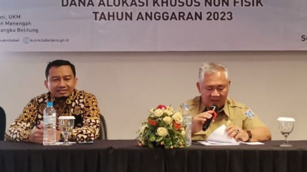 Kepala Dinas Perindustrian dan Perdagangan Provinsi Babel Yulizar (kanan) saat membuka pelatihan pembuatan minyak atsiri di Pangkalpinang. (ANTARA/ Elza Elvia)