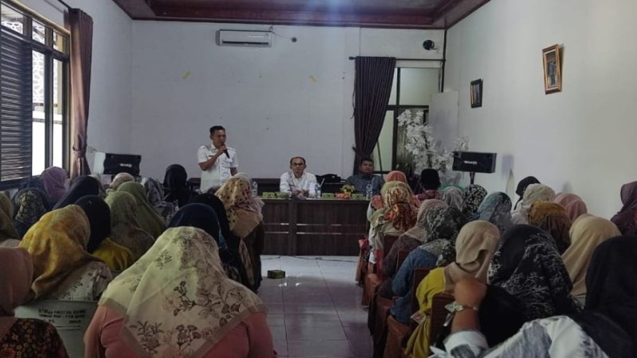 Kepala Bidang Politik Dalam Negeri dan Ormas Badan Kesatuan Bangsa dan Politik Pasaman Barat Rosidi saat memberikan sosialisasi kepada kaum perempuan dalam rangka meningkatkan partisipasi pemilih pada Pemilu 2024.