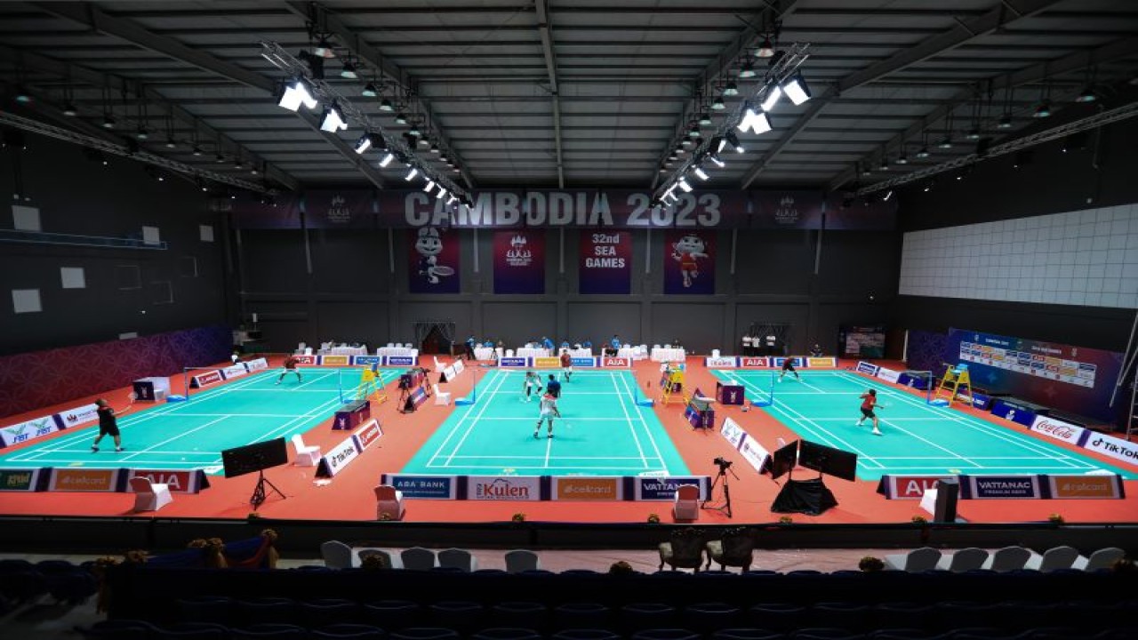 Timnas bulu tangkis Indonesia menjalani sesi latihan perdana di Badminton Hall Morodok Techo dengan menjajal tiga lapangan sekaligus, jelang pertandingan di SEA Games 2023 Phnom Penh, Kamboja. (ANTARA/HO-PP PBSI)