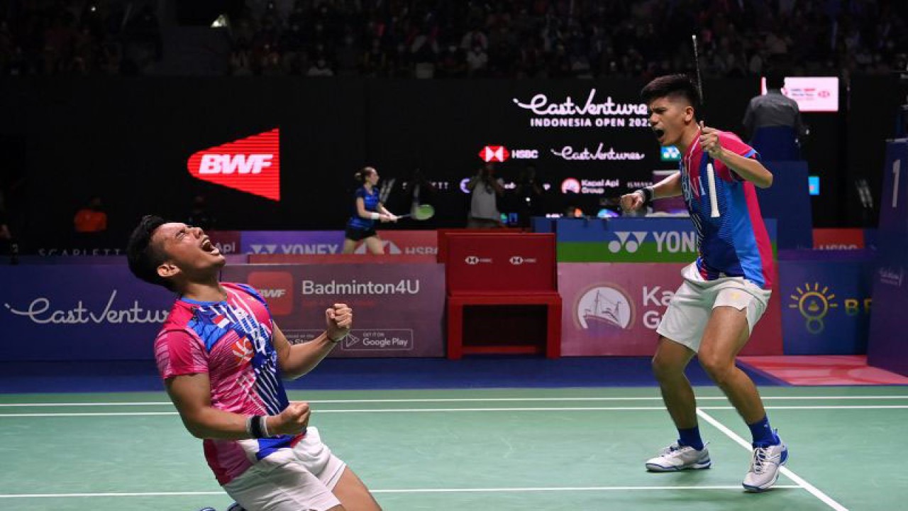 Arsip - Pebulu tangkis ganda putra Indonesia Pramudya Kusumawardana (kiri) dan Yeremia Erich Yoche Yacob Rambitan melakukan selebrasi seusai mengalahkan ganda putra Taiwan Lee Yang/Wang Chi Lin dalam babak 16 besar Indonesia Open 2022 di Istora Senayan, Jakarta, Kamis (16/6/2022). Pramudya Kusumawardana/Yeremia Rambitan melaju ke perempat final setelah menaklukkan juara Olimpiade 2020, Lee Yang/Wang Chi Lin 21-16, 17-21, 21-14. ANTARA FOTO/Sigid Kurniawan/