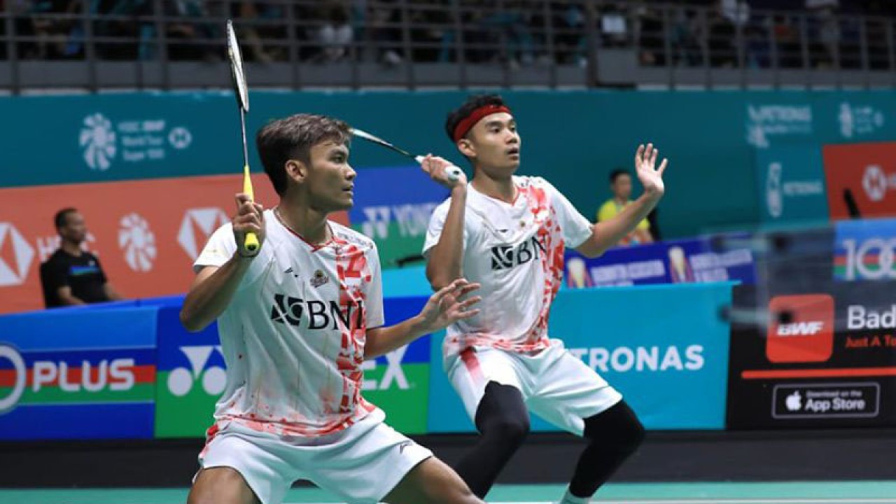 Bagas Maulana/Muhammad Shohibul Fikri meraih kemenangan perdana di Malaysia Open 2023 atas Supak Jomkoh/Kittinupong Kedren (Thailand) dengan skor 16-21, 21-16, 21-19 di Axiata Arena, Kuala Lumpur, Malaysia, Rabu (11/1/2023). ANTARA/HO-PBSI/aa. (Handout PBSI)