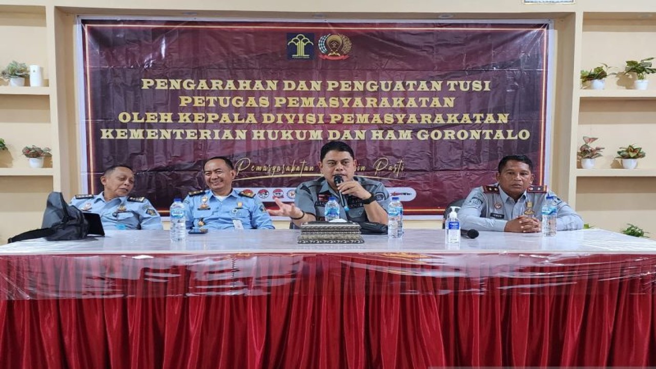 Kepala Divisi Pemasyarakatan kantor Wilayah Kemenkumham Gorontalo, Bagus Kurniawan, memberikan arahan pada petugas terkait zona integritas dan keamanan di Lembaga Pemasyarakatan Kelas IIB Pohuwato, Gorontalo, Selasa. ANTARA/HO
