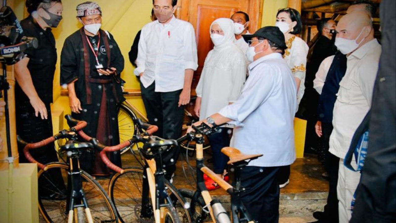 Presiden Joko Widodo (Jokowi) saat melihat produk sepeda bambu Spedagi saat berkunjung ke Kampus Bambu Turetogo, Ngada, Flores, NTT. ANTARA/HO-BPMI Setpres/Laily Rachev)