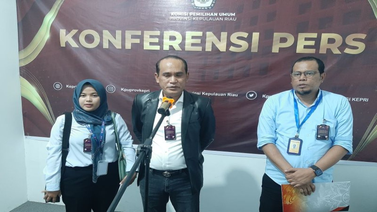 Bakal calon anggota DPD RI Sirajudin Nur usai mendaftar di kantor KPU Kepri, Tanjungpinang, Kamis (11/5/2023). (ANTARA/Ogen)