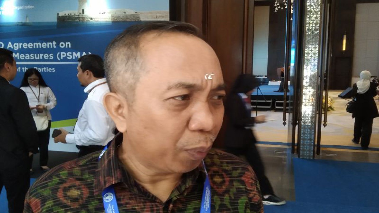 Kepala Dinas Kelautan dan Perikanan Bali Putu Sumardiana diwawancarai wartawan di sela pertemuan Badan Pangan Dunia (FAO) terkait kesepakatan tindakan negara pelabuhan (PSMA) di Kuta, Bali, Senin (8/5/2023). ANTARA/Dewa Ketut Sudiarta Wiguna