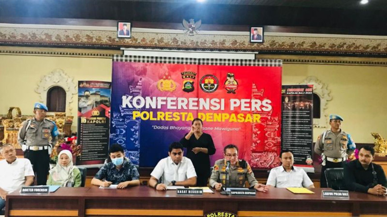 Kapolresta Denpasar Komisaris Besar Polisi Bambang Yugo Pamungkas (ketiga kiri) didampingi Kasatreskrim Polresta Denpasar Kompol Losa Lusiano Araujo (tengah) dan ahli forensik RSUP Sanglah serta Labfor Polda Bali memberikan keterangan pers terkait pengungkapan hasil penyelidikan terhadap tewasnya dua WNA China di Denpasar, Bali, Rabu (17/5/2023). ANTARA/Rolandus Nampu