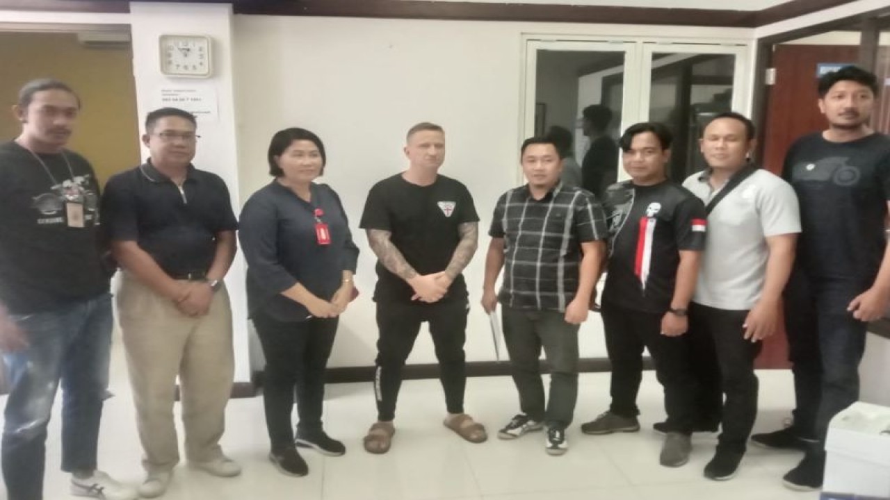 Jajaran Direktorat Reserse Kriminal Umum Polda Bali menunjukkan subjek red notice Interpol Kanada Stephane Gagnon (tengah) yang terlibat kasus penipuan di negaranya usai ditangkap pada Sabtu 20 Mei 2023 di Villa Aman, Canggu Berawa, Kuta Utara, Kabupaten Badung, Bali. ANTARA/HO-Humas Polda Bali
