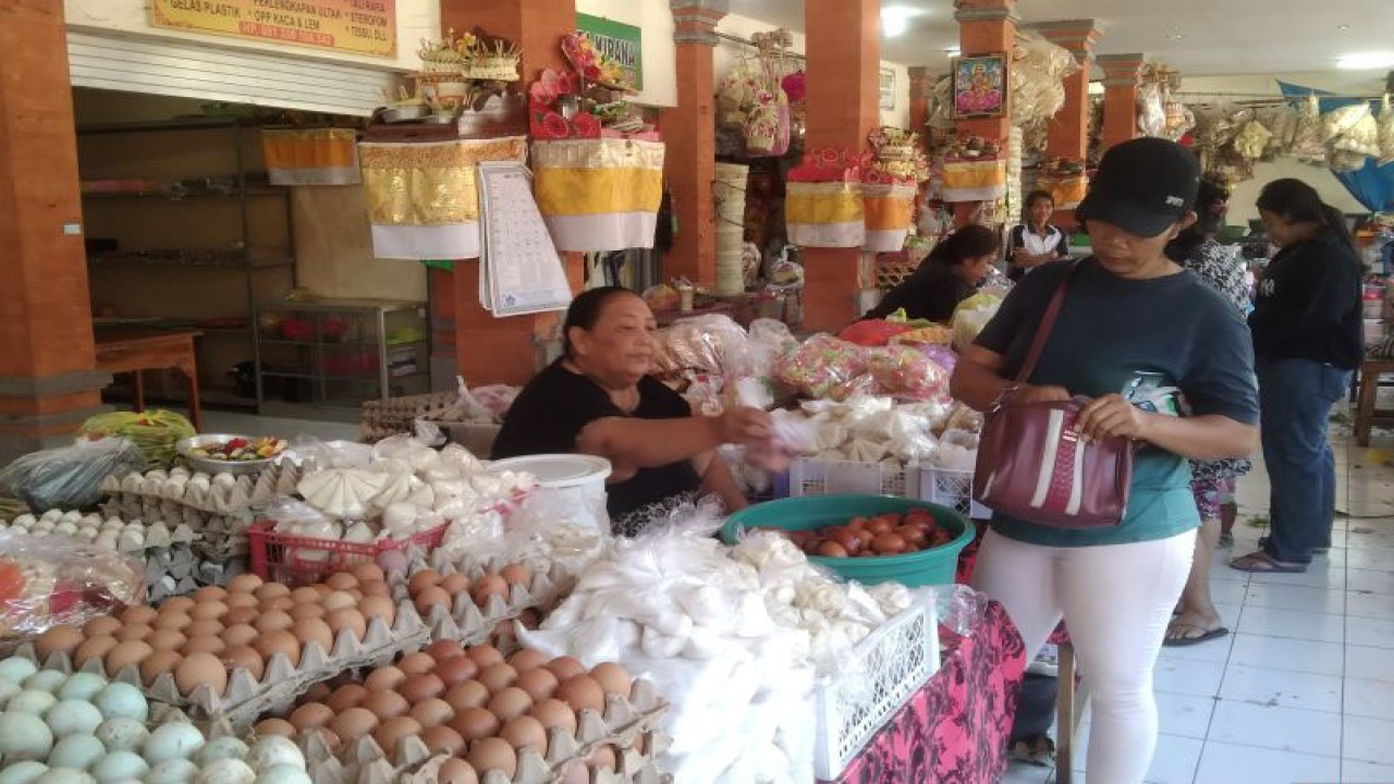 Pedagang telur ayam ras melayani pembeli di Pasar Blahbatuh, Kabupaten Gianyar, Bali, Selasa (23/5/2023) ANTARA/Dewa Ketut Sudiarta Wiguna