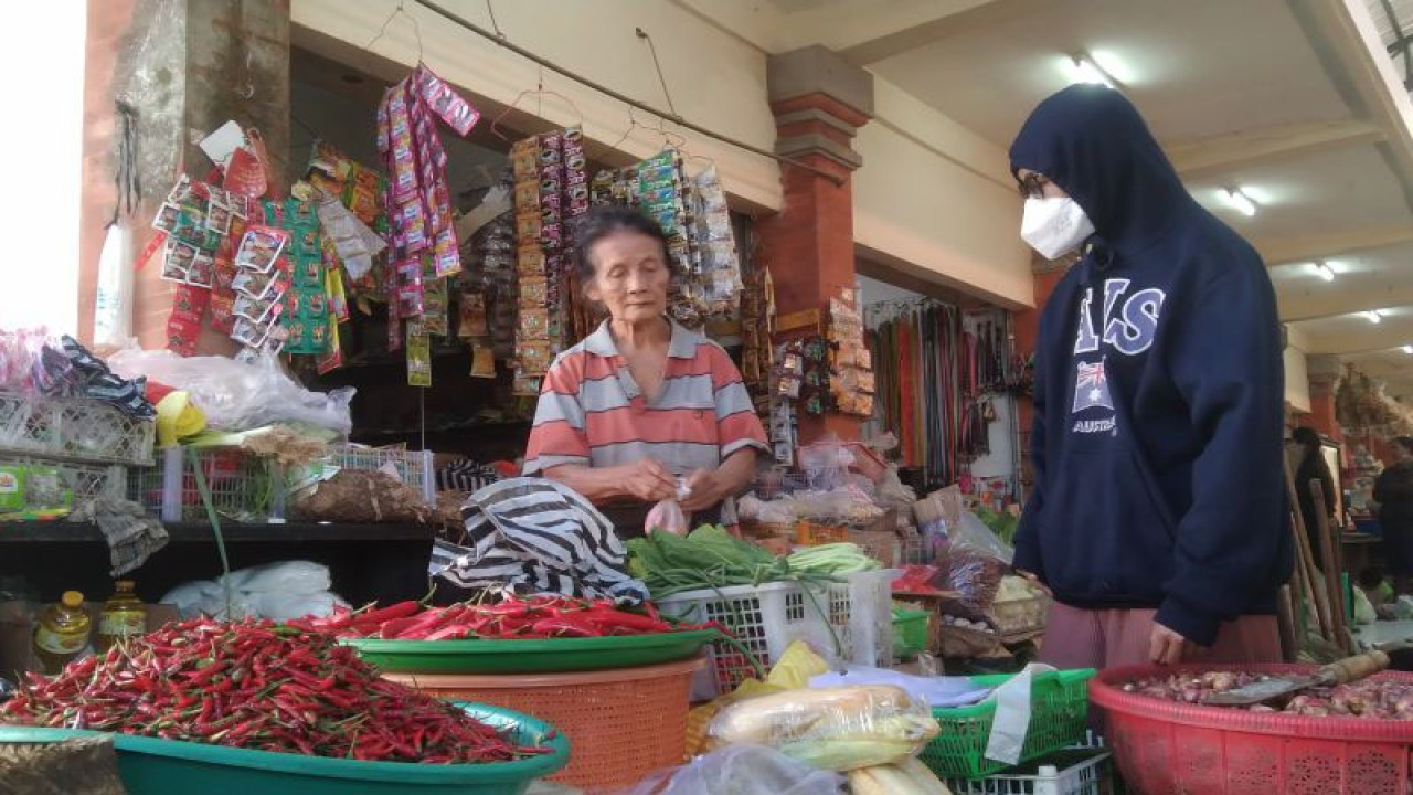 Pedagang kebutuhan pokok melayani pembeli di Pasar Blahbatuh, Kabupaten Gianyar, Bali, Selasa (23/5/2023) ANTARA/Dewa Ketut Sudiarta Wiguna
