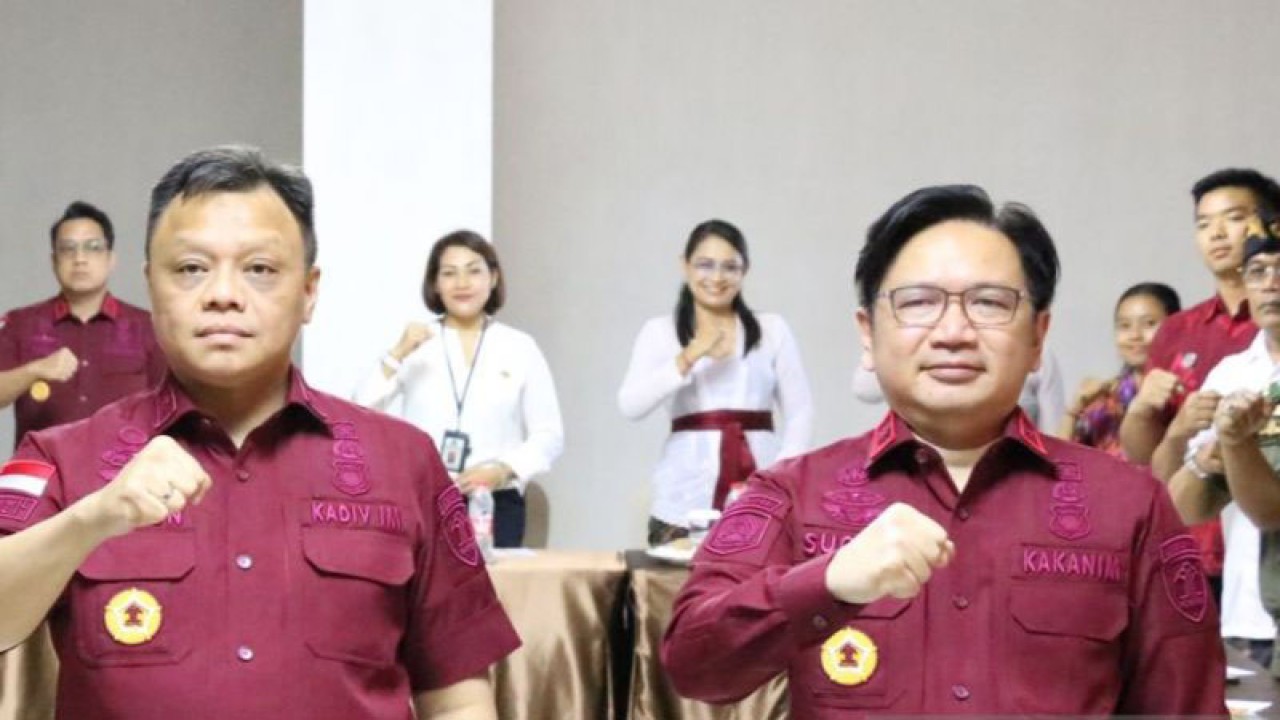Arsip foto - Kepala Kantor Imigrasi Ngurah Rai Bali Sugito (kanan) bersama Kepala Divisi Keimigrasian Kantor Wilayah Kemenkumham Bali Barron Ihsan saat rapat tim pengawasan orang asing di Denpasar, Selasa (22/5/2023) ANTARA/HO-Kemenkumham Bali