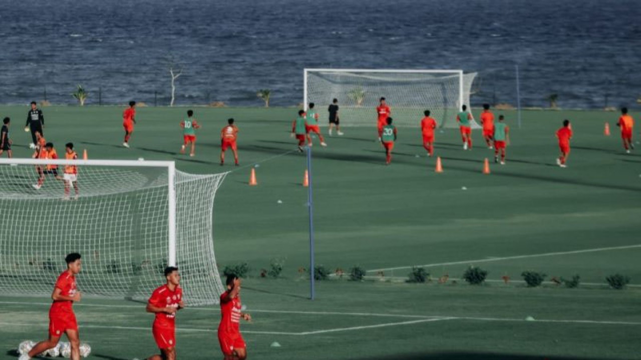 Tangkapan layar - Sejumlah pemain Bali United mengikuti latihan perdana di Pantai Purnama, Kabupaten Gianyar, Bali, Senin (15/5/2023) ANTARA/Baliutd