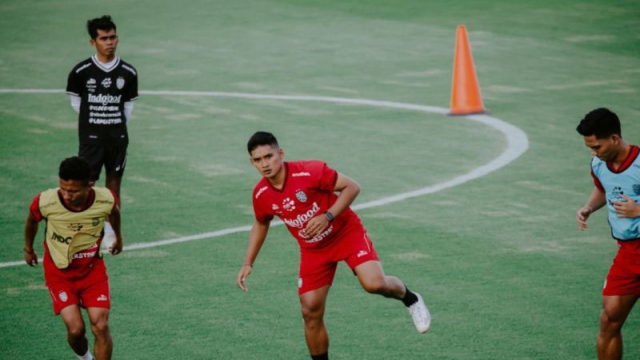 Pemain Bali United Kadek Agung (tengah) menjalani latihan perdana di Pemusatan Latihan Pantai Purnama, Kabupaten Gianyar, Bali, Senin (15/5/2023) ANTARA/Bali United