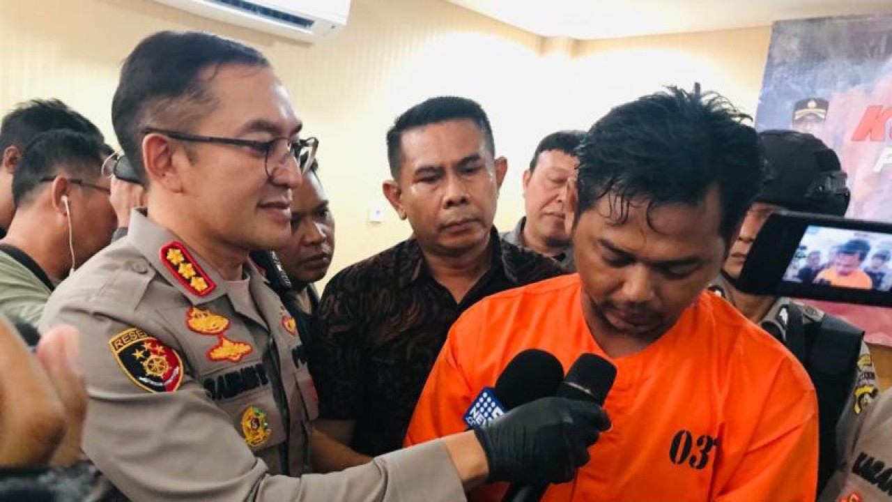 Kapolresta Denpasar Kombes Pol. Bambang Yugo Pamungkas memberikan pertanyaan kepada tersangka I Gede Wijaya (39) terkait alasannya melakukan tindak pidana pembunuhan terhadap WNA Australia Troy Mccallum Scott Johnson (40) saat menggelar konferensi pers di Polsek Kuta Selatan, Kabupaten Badung, Bali, Jumat (24/2/2023). ANTARA/Rolandus Nampu