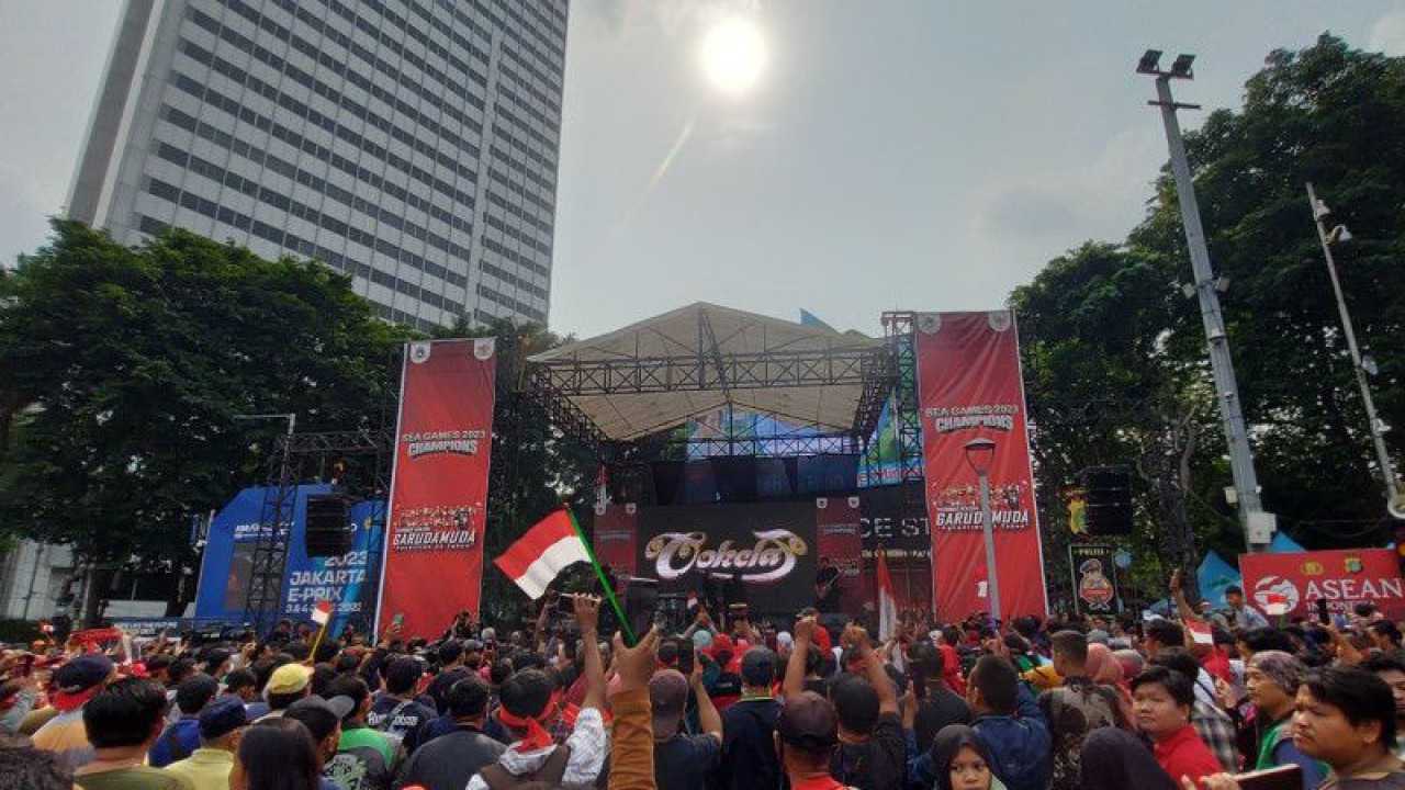 Grup musik Cokelat tampil membawakan lagu di kawasan Bundaran HI Jakarta, Jumat (19/5/2023), untuk menyambut kedatangan Timnas Sepakbola U-22. (ANTARA/Aditya Ramadhan)