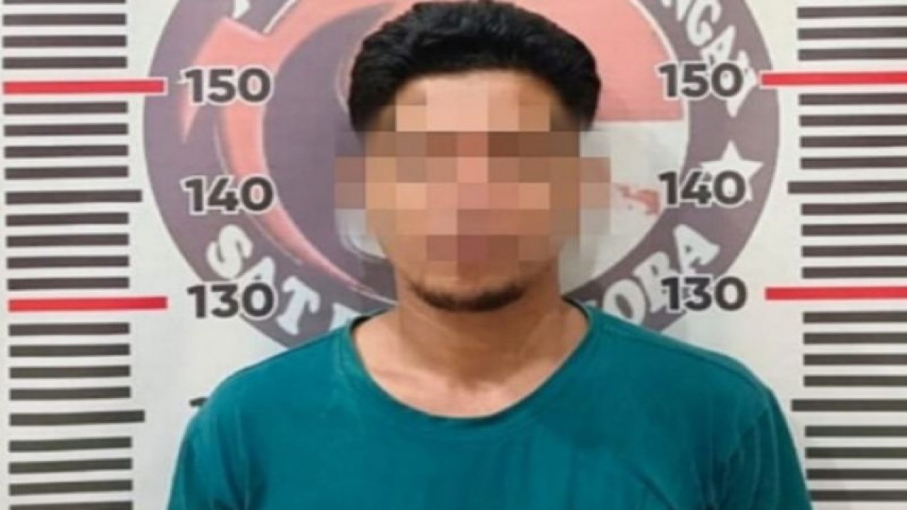 Setelah dinyatakan empat bulan menjadi buronan polisi bandar narkotika dan obat terlarang (Narkoba) di Kabupaten Mamuju Tengah (Mateng) Provinsi Sulawesi Barat (Sulbar) ditangkap polisi di Mateng, Senin (29/5/2023) ANTARA Foto/ M Faisal Hanapi