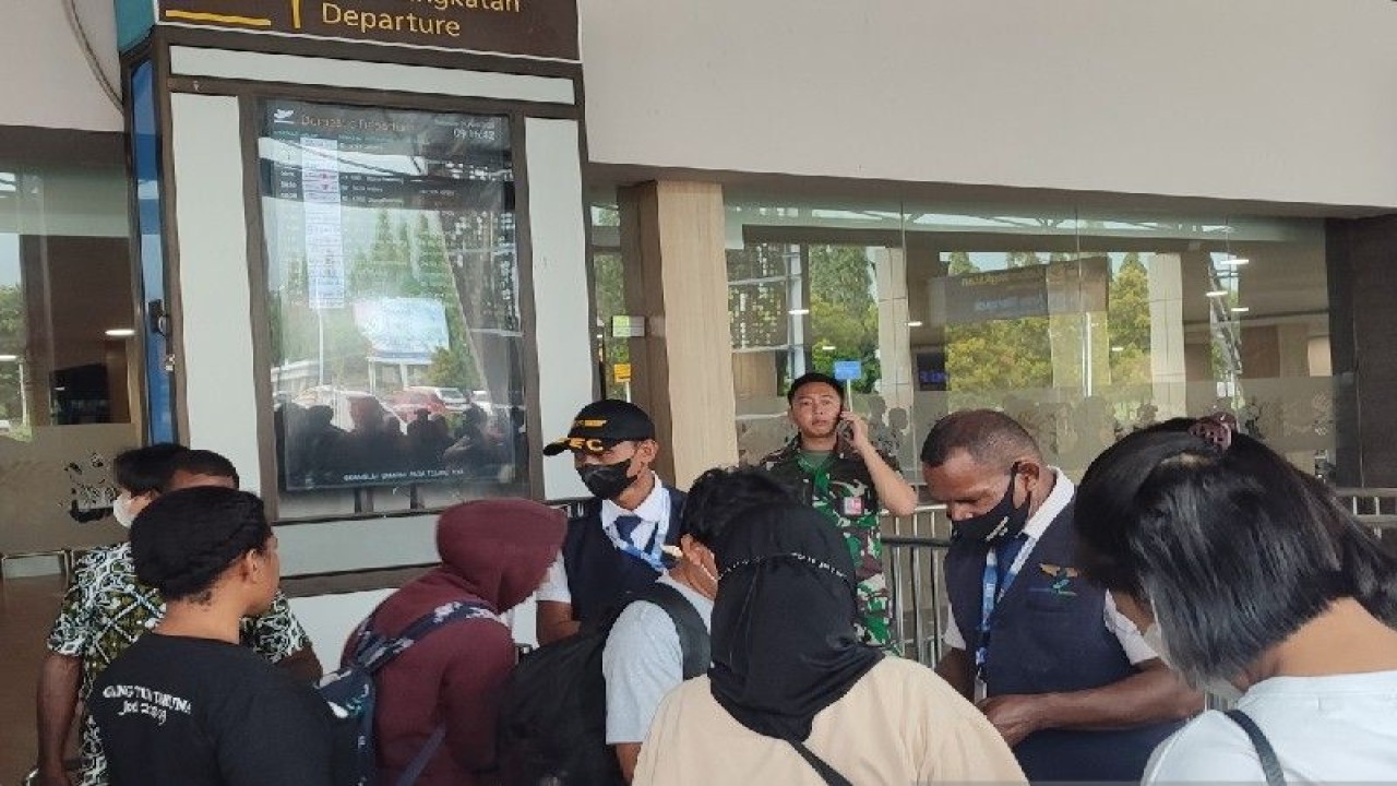 Aktivitas di Bandara Sentani, Kabupaten Jayapura. (ANTARA/Evarukdijati)