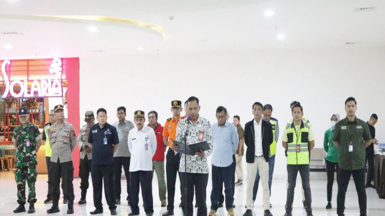 General Manager PT Angkasa Pura I Cabang Bandara Syamsudin Noor Dony Subardono saat upacara penutupan Posko Lebaran Idul Fitri, Selasa (2/5/2023). (ANTARA/Firman)