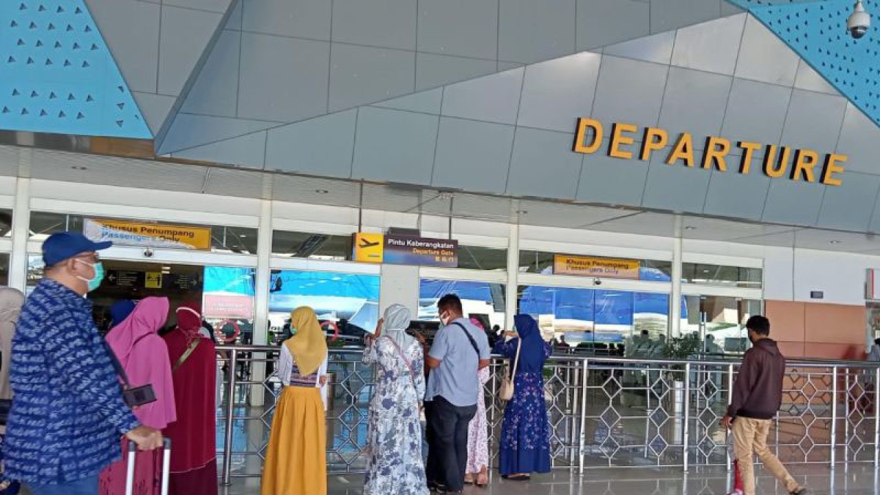 Suasana aktivitas penumpang di Bandara Internasional Sultan Hasanuddin, Makassar. Antara/Suriani Mappong