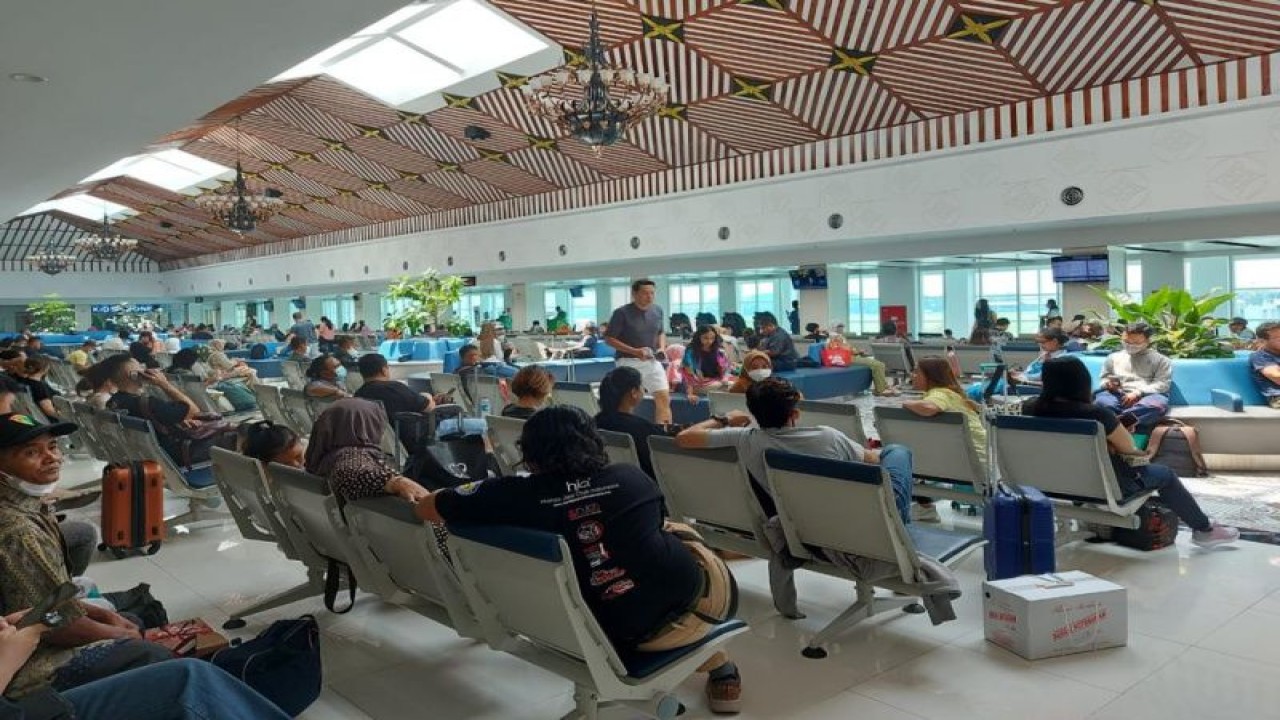 Calon penumpang menunggu di ruang tunggu Bandara Adi Soemarmo Solo pada arus balik Lebaran lalu. ANTARA/HO-Bandar Udara Adi Soemarmo