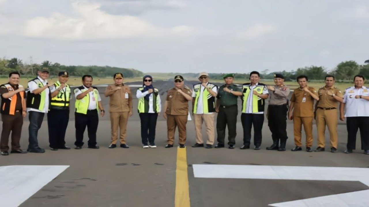 Bupati Kotawaringin Timur Halikinnor dan jajaran saat meninjau Bandara Haji Asan Sampit, Senin (29/5/2023). (FOTO ANTARA/HO-Instagram Halikin_1)