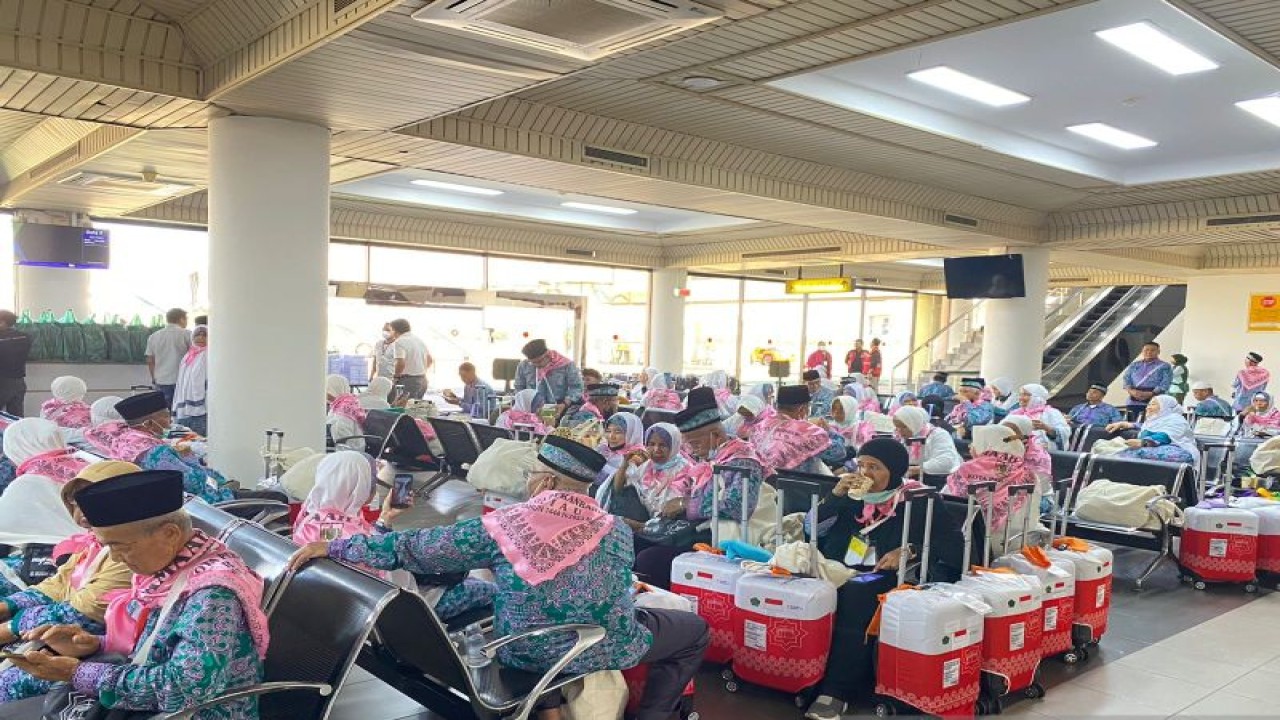 JCH asal Riau saat menunggu keberangakat menuju Madinah di Bandara Hang Nad Batam (24/5/2023) (ANTARA/HO-PT.Bandara Internasional Batam)