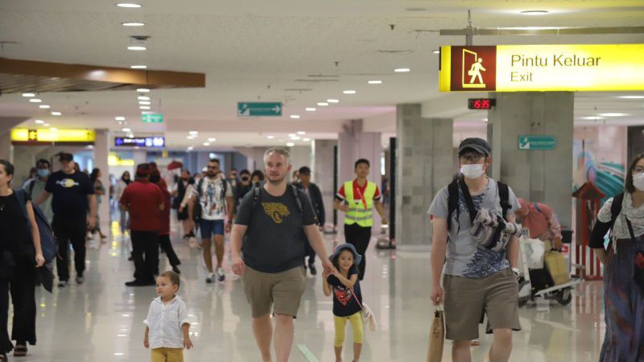 Sejumlah wisatawan mancanegara tiba di Bandara Internasional I Gusti Ngurah Rai di Kabupaten Badung, Bali, Jumat (5/5/2023) ANTARA/HO-AP I Bandara Ngurah Rai