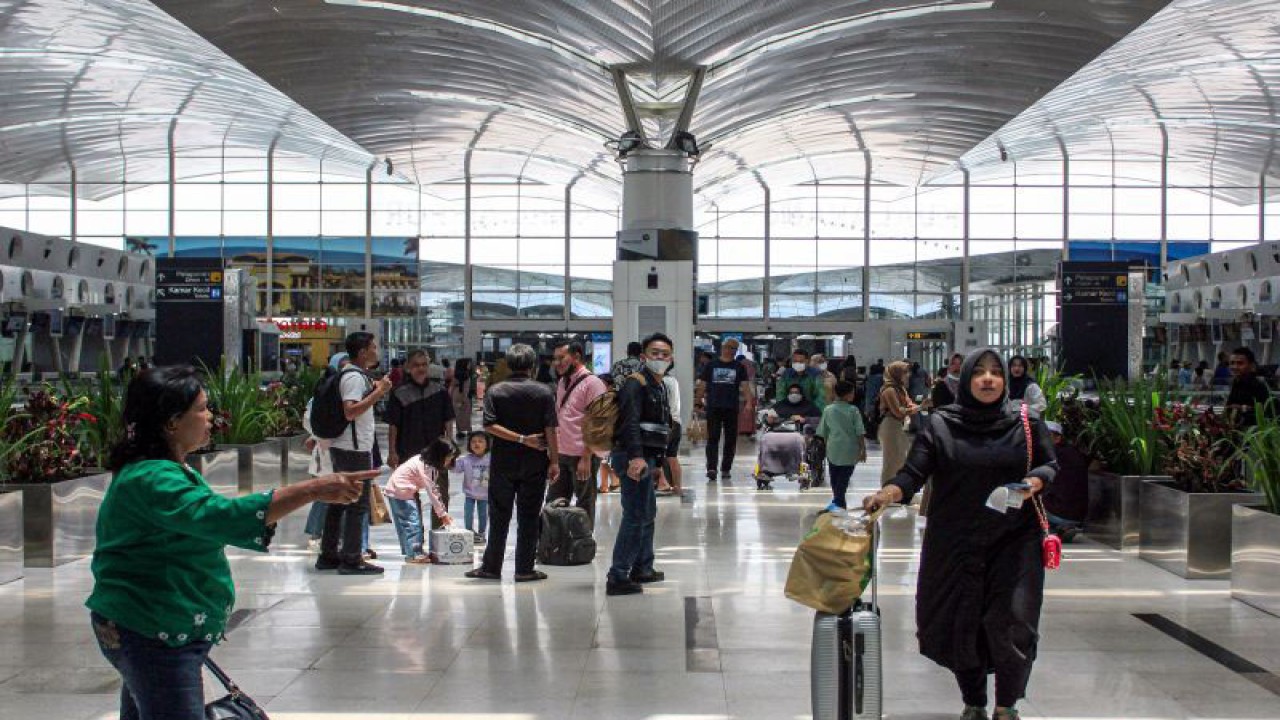 Calon penumpang pesawat berjalan menuju terminal keberangkatan di Bandara Internasional Kualanamu, Kabupaten Deli Serdang, Sumatera Utara, Rabu (26/4/2023). ANTARA FOTO/Yudi/tom.