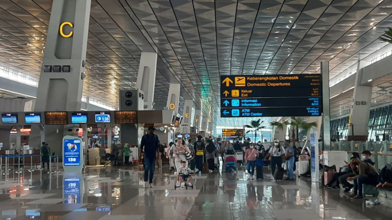 Sejumlah calon penumpang saat beraktivitas di Terminal 3 Bandara Soetta pada masa arus balik Lebaran 2023. ANTARA/Azmi Samsul Maarif.