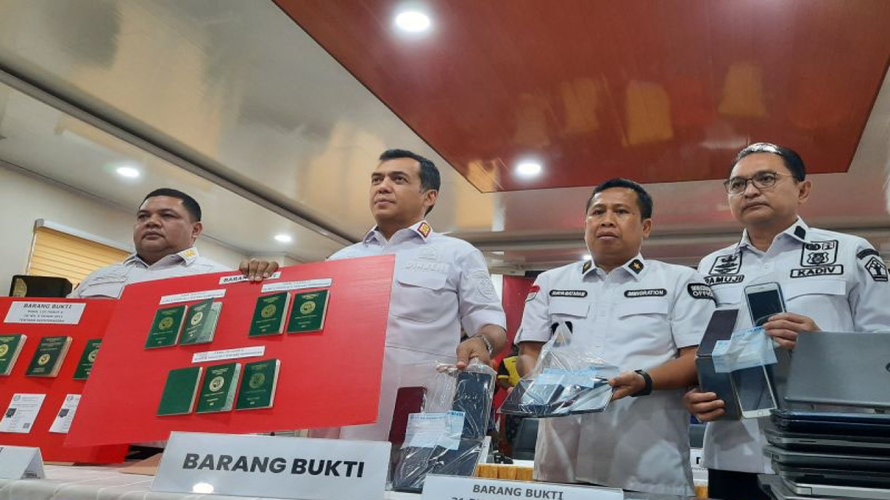 Dirjen Imigrasi Kemenkumham, Silmy Karim didampingi Kepala Imigrasi Bandara Soetta Muhammad Tito saat menunjukan sejumlah barang bukti hasil ungkap kasus Keimigrasian. (ANTARA/Azmi Samsul Maarif)