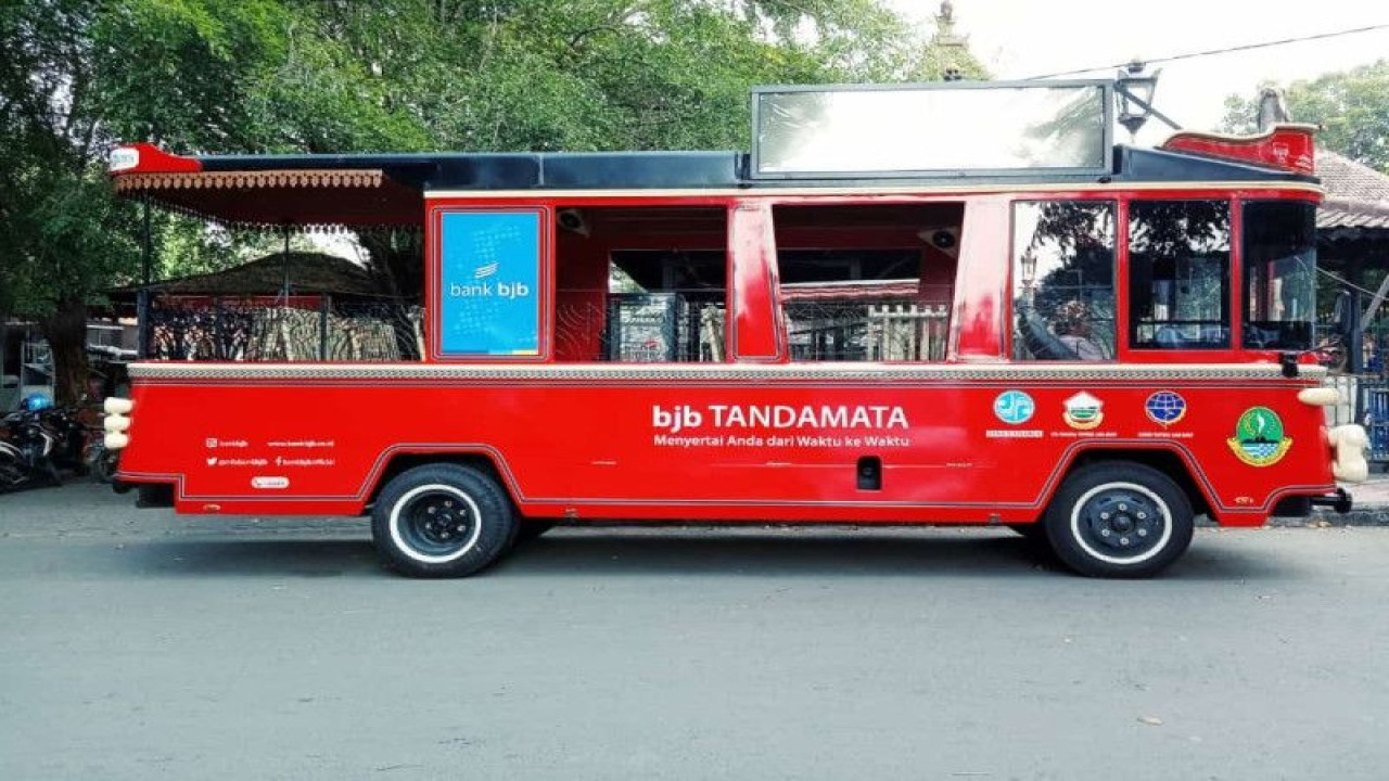 Dinas Pariwisata dan Kebudayaan Jawa Barat menyatakan sebanyak delapan bus Bandung On The Tour (Bandros) dari Jawa Barat bakal mengawal proses arak-arakan kontingen Indonesia usai berlaga di ajang SEA Games 2023 Kamboja. (ANTARA/HO-Humas Disparbud Jabar)