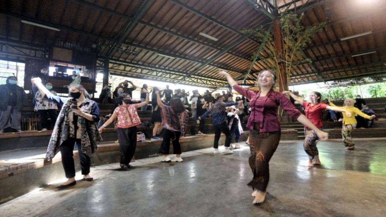 Kegiatan wisatawan di salah satu destinasi wisata Kota Bandung, Saung Angklung Udjo, pada saat libur Lebaran periode 22 April sampai dengan 25 April 2023. ANTARA/HO