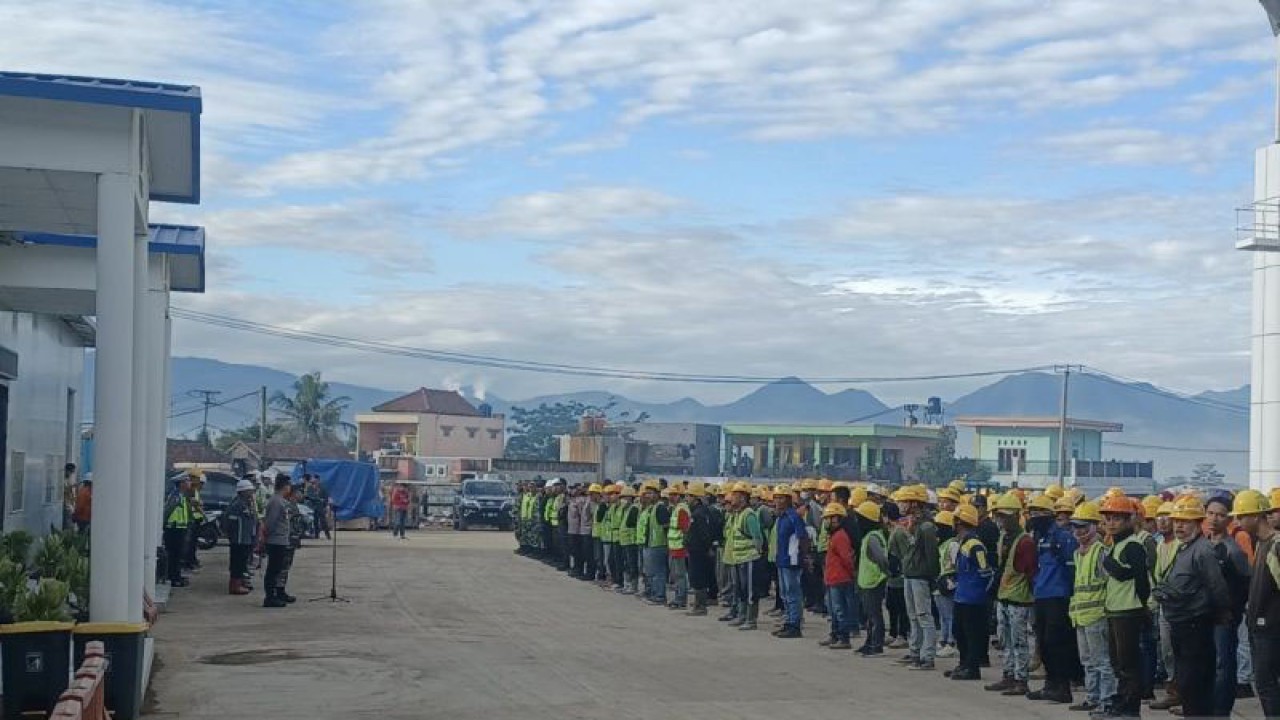 Pekerja kereta cepat mengikuti apel bersama Polresta Bandung di Depo Tegalluar, Kabupaten Bandung, Jawa Barat, Jumat. ANTARA/Bagus Ahmad Rizaldi.