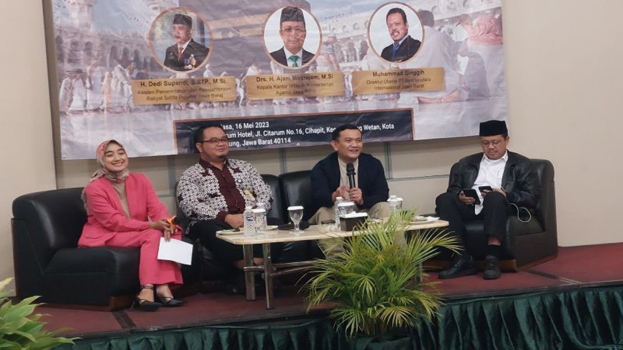 Kepala Kanwil Kementerian Agama Provinsi Jawa Barat, Ajam Mustajam (paling kanan), pada Diskusi Galang Aspirasi Politik (Gaspol) Edisi VI "Pemerintah Teratur, Ibadah Haji 2023 Insha Allah Mabrur", yang diadakan oleh PWI Pokja Gedung Sate Bandung, di Kota Bandung, Selasa (16/5/2023). (ANTARA/Ajat Sudrajat)