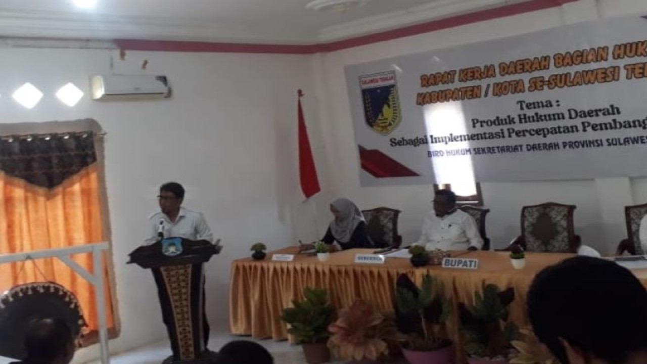 Bupati Banggai Kepulauan Ihsan Basir menyampaikan sambutan pada pembukaan rapat kerja daerah pembentuk produk hukum yang diselenggarakan Pemprov Sulteng libatkan Kementerian Hukum dan HAM, di Bangkep. (ANTARA/HO-Prokopim Setda Pemkab Bangkep)