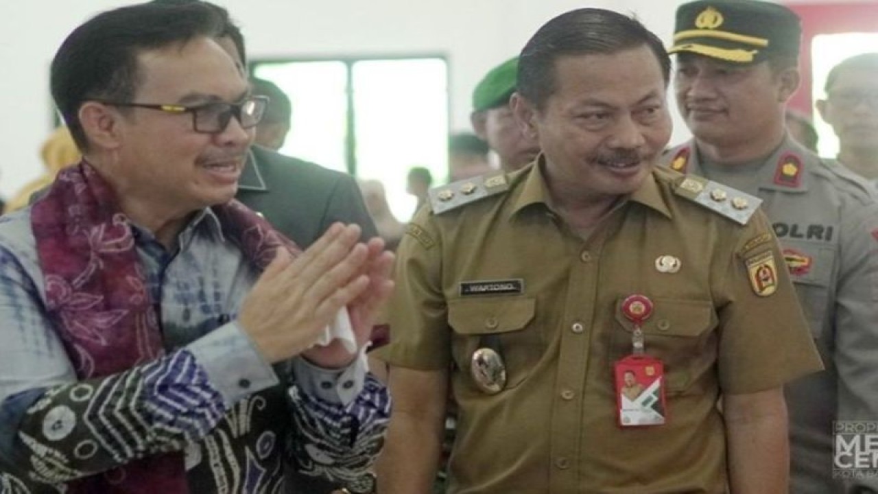 Wakil Wali Kota Banjarbaru Wartono mendampingi Kepala BKKBN pusat Hasto Wardoyo saat gerakan cukup 2 telur percepat penurunan stunting di halaman markas Satbrimobda Kalsel di Banjarbaru, Selasa (16/5/2023). ANTARA/HO-Medcen Kominfo Banjarbaru