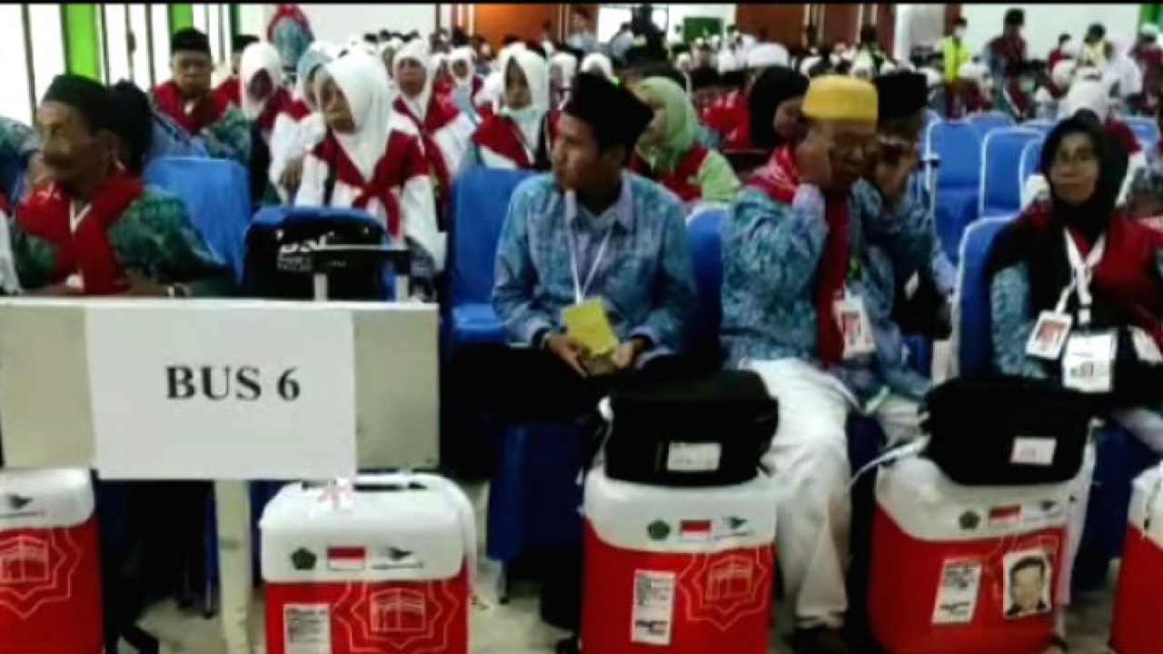 Jamaah calon haji Kloter 2 Embarkasi Banjarmasin dari Kabupaten Tabalong saat mengikuti acara pelepasan jelang keberangkatan pada pukul 22.10 WITA dari Bandara Internasional Syamsuddin Noor Banjarmasin, Selasa. (30/5/2023). (ANTARA/HO-Kemenag Kalsel)