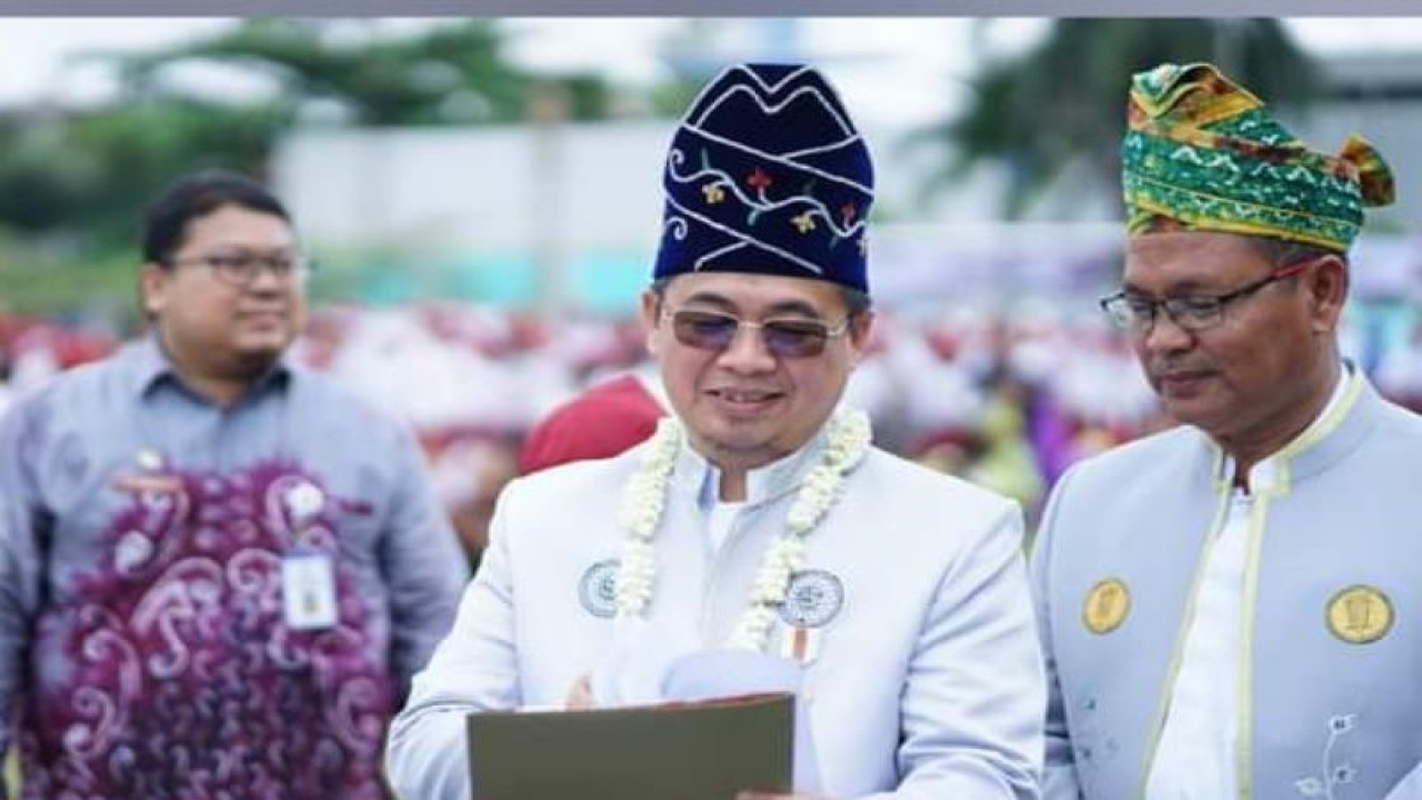 Wali Kota Banjarmasin H Ibnu Sina dan Kepala Dinas Pendidikan Kota Banjarmasin Nuryadi pada acara peringatan Hari Pendidikan Nasional Tahun 2023, Selasa (2/5/2023). (ANTARA/HO Pemkot Banjarmasin)