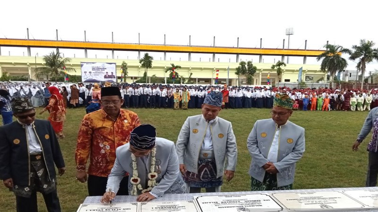 Wali Kota Banjarmasin H Ibnu Sina didampingi Sekdakot dan Kadisdik Kota Banjarmasin saat menandatangani prasasti pembangunan sekolah saat peringatan Hari Pendidikan Nasional 2023 di lapangan SKB Banjarmasin, Selasa (2/5/2023). (ANTARA/Sukarli)