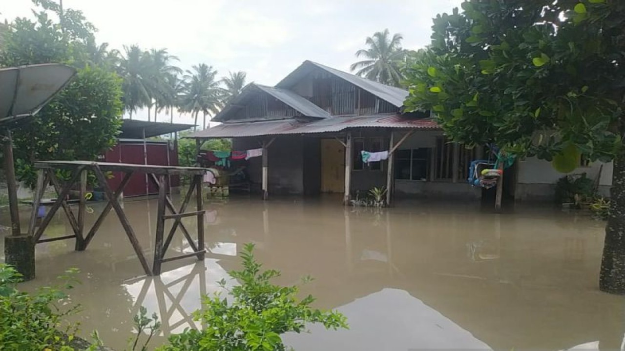 Banjir merendam rumah warga Desa Sambo, Kecamatan Dolo, Kabupaten Sigi pada Minggu (7/5/2023). (ANTARA/HO-BPBD Sulteng)