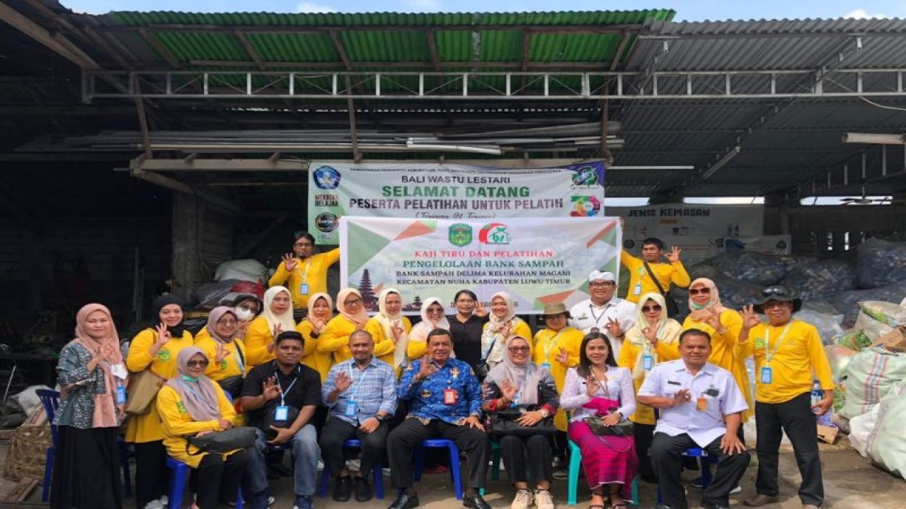 Rombongan pengelola Bank Sampah Delima Kelurahan Magani Lutim berfoto bersama saat studi tiru pengelolaan sampah di Bali.ANTARA/HO-Pemkab Lutim