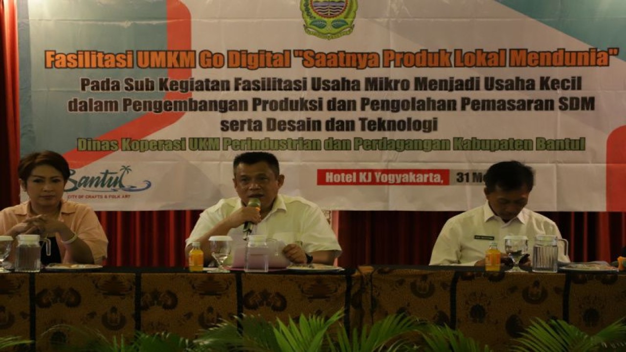 Wakil Bupati Bantul Joko Purnomo dan Kepala Dinas Koperasi UKM Perindustrian dan Perdagangan Bantul Agus Sulistiyana dalam kegiatan fasilitasi UMKM go digital di Bantul, DIY. Rabu (31/5/2023) (ANTARA/HO-Humas Pemkab Bantul)