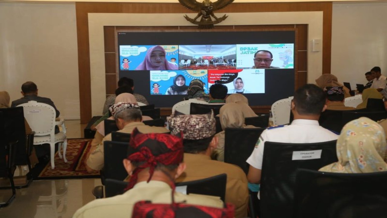 Bupati Banyuwangi Ipuk Fiestiandani secara virtual mengikuti kegiatan verifikasi lapangan evaluasi Kabupaten Layak Anak 2023, beberapa waktu lalu. ANTARA/HO-Humas Pemkab Banyuwangi